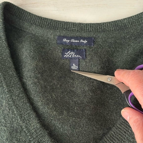 L. L. Bean 100% Cashmere V Neck Sweater, Men’s  Size Large - Picture 6 of 8